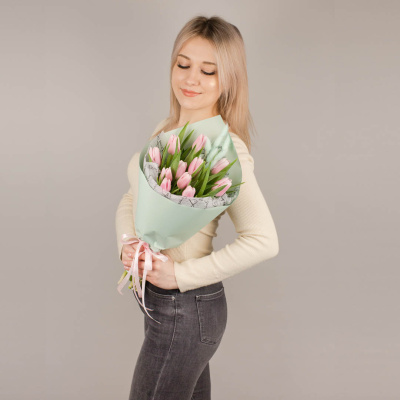 Букет из нежных тюльпанов с лагурусом 46462