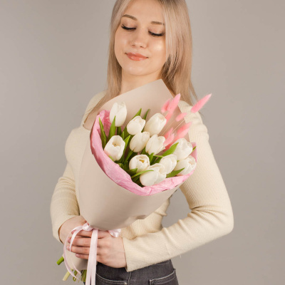 Букет из белых тюльпанов с лагурусом 46462