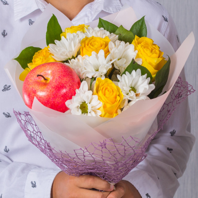 Школьный букет с розами и яблоком N 38163