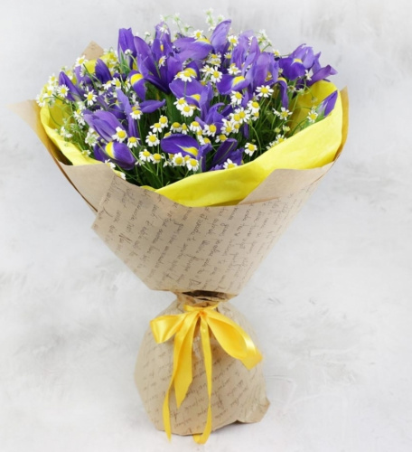 Букет с ирисами и танацетумом (ромашки) "Первое свидание" арт. 36295