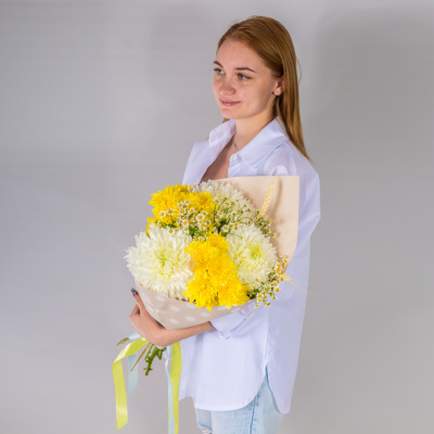 Букет из одноголовых и кустовых хризантем с ромашками N 52704