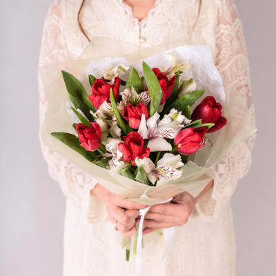 Красные тюльпаны с альстромерией. Небольшой букет 59895