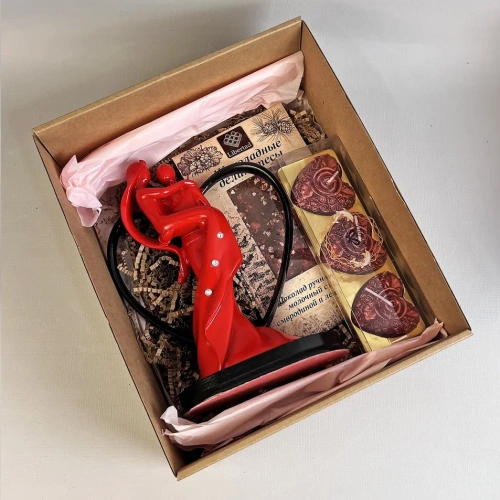 Подарочный набор "Вечная любовь" Статуэтка, свечи, шоколад 69430