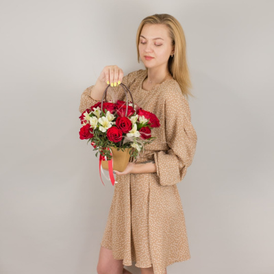 Сумочка с красными розами Кения и альстромерией 50539