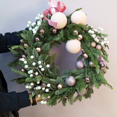 Венок Снежные ягоды из живых хвойных веток нобилис с украшениями N 72254