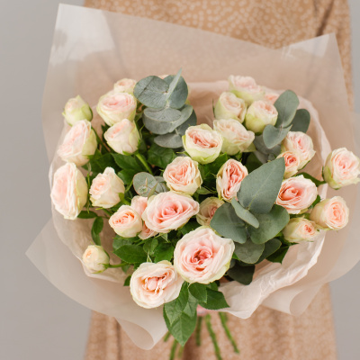 Букет из кустовых пионовидных кремовых роз с эвкалиптом N 50416