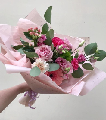 Букет "Крошка моя" из розы Эквадор, гермини, гиперикума и диантуса с эвкалиптом N 22582 Букет "Крошка моя" из розы Эквадор, гермини, гиперикума и диантуса с эвкалиптом N 22582