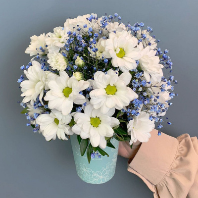 Стаканчик с хризантемой и голубой гипсофилой N 66995-Г