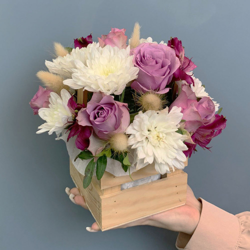 Ящик с цветами фиолетовые розы и хризантема арт. 66998-Ф