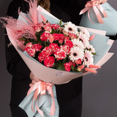 Букет "Амели стандарт. Размер L" из кустовой розы и гербер 27788 Букет "Амели стандарт. Размер L" из кустовой розы и гербер 27788