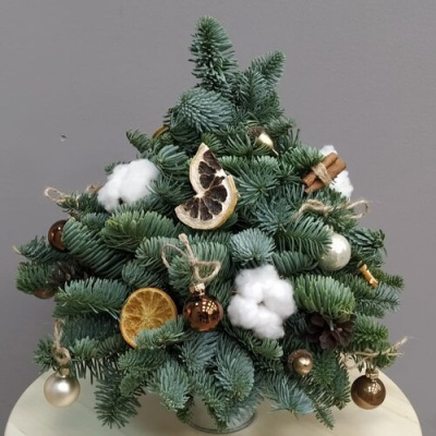 "Елка N 1" 30 см. из нобилиса и сухоцветов. N 25896