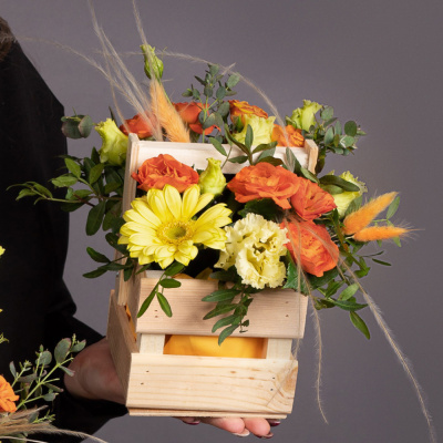 Композиция в ящике МИНИ с гермини и кустовыми розами "Весеннее послание" N 47205