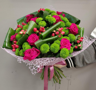 Букет "Ваше величество" из кустовой хризантемы, розы Эквадор и гиперикума N 6976 Букет "Ваше величество" из кустовой хризантемы, розы Эквадор и гиперикума N 6976