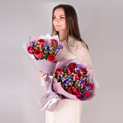 Букет из малиновых тюльпанов с ирисами и ромашками 59877