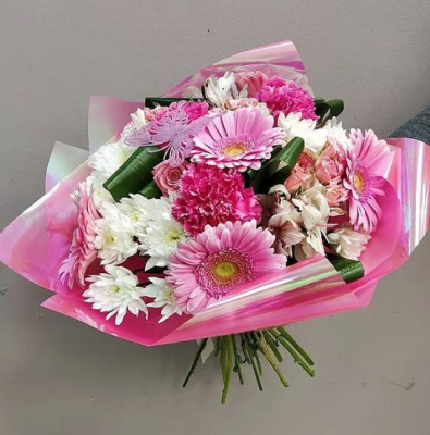 Букет "Кокетка" из кустовой хризантемы, гербер и альстромерий. N 7535