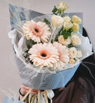 Букеты "Амели" для мамы и дочки с кустовой розой и герберой. 47203 Букеты "Амели" для мамы и дочки с кустовой розой и герберой. 47203