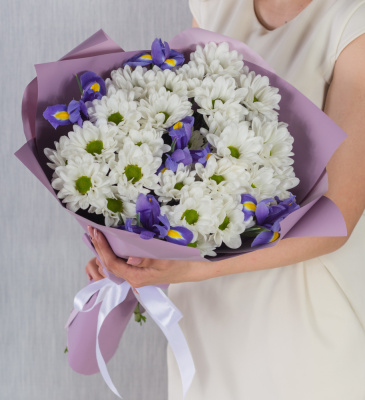 Букет из хризантемы-ромашки и ирисов N 36203