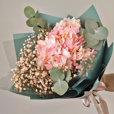 Букет с гортензией и цветной гипсофилой N 51367Дв Букет с гортензией и цветной гипсофилой N 51367Дв