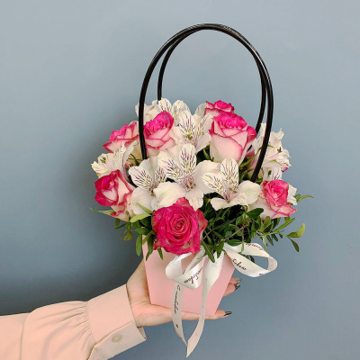 Сумочка с розовыми розами Кения и альстромерией N 66996-Р