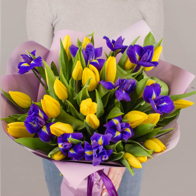 25 желтых тюльпанов с ирисами N 5507