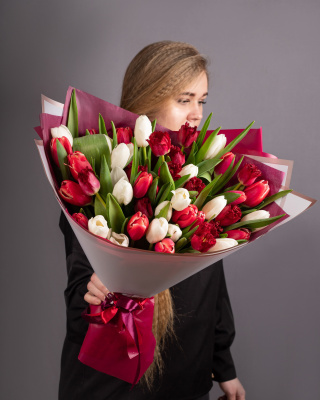 Букет из тюльпанов - 51 шт (красный и белый) в упаковке 7337