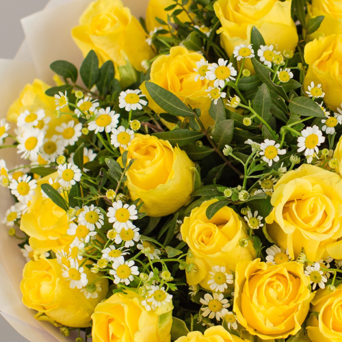 Букет из желтых роз Кения с ромашками (танацетум) арт. 50541-Ж